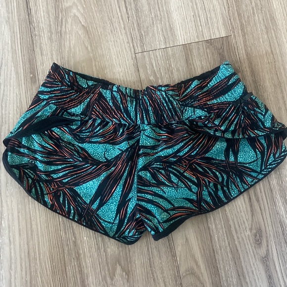 Lululemon Surf Short II size 6 - Picture 4 of 5